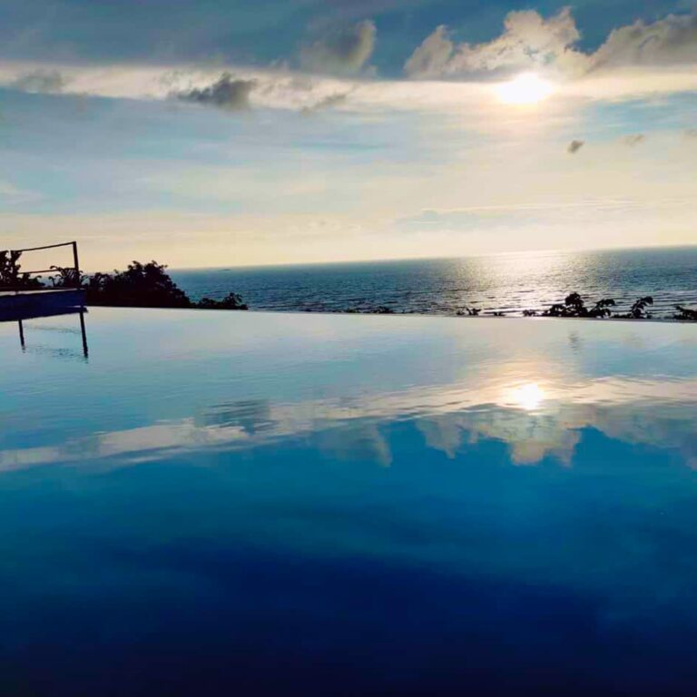 resorts with infinity pool